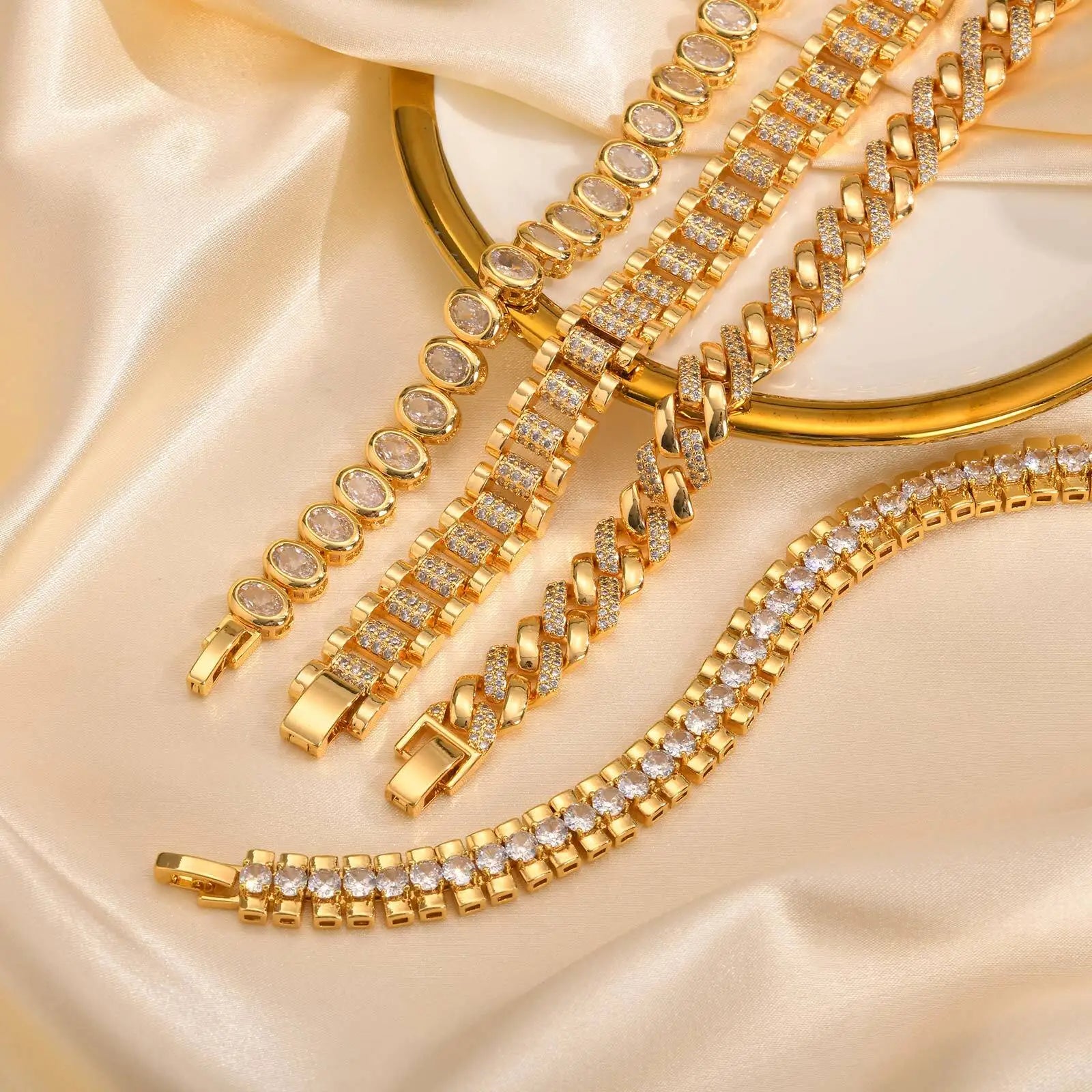 سوار سلسلة مشبك ورق مطلي ذهب 14K