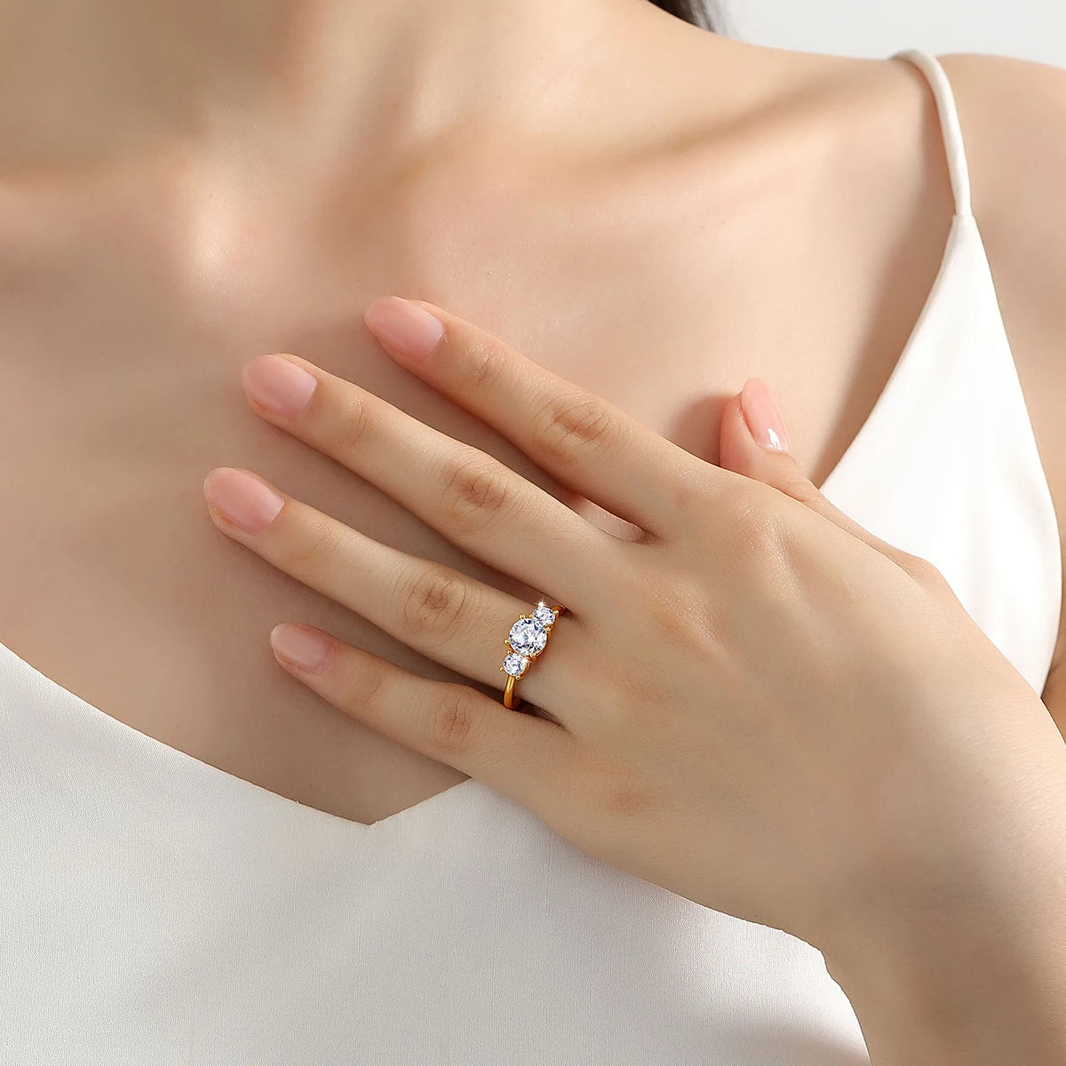 خاتم ذهب 18K للنساء بثلاثة أحجار مويسانيتي