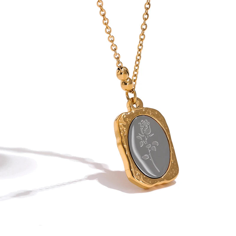 قلادة مربعة بنقشة الزهور – طلاء ذهب 18K بتصميم عصري