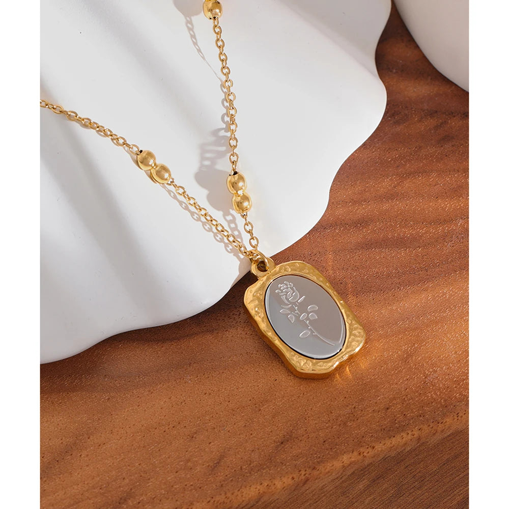 قلادة مربعة بنقشة الزهور – طلاء ذهب 18K بتصميم عصري