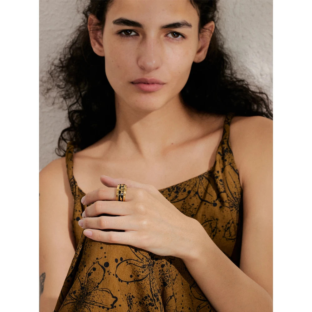 خاتم هندسي مزخرف بمينا سوداء – من الستانلس ستيل بتصميم بارز