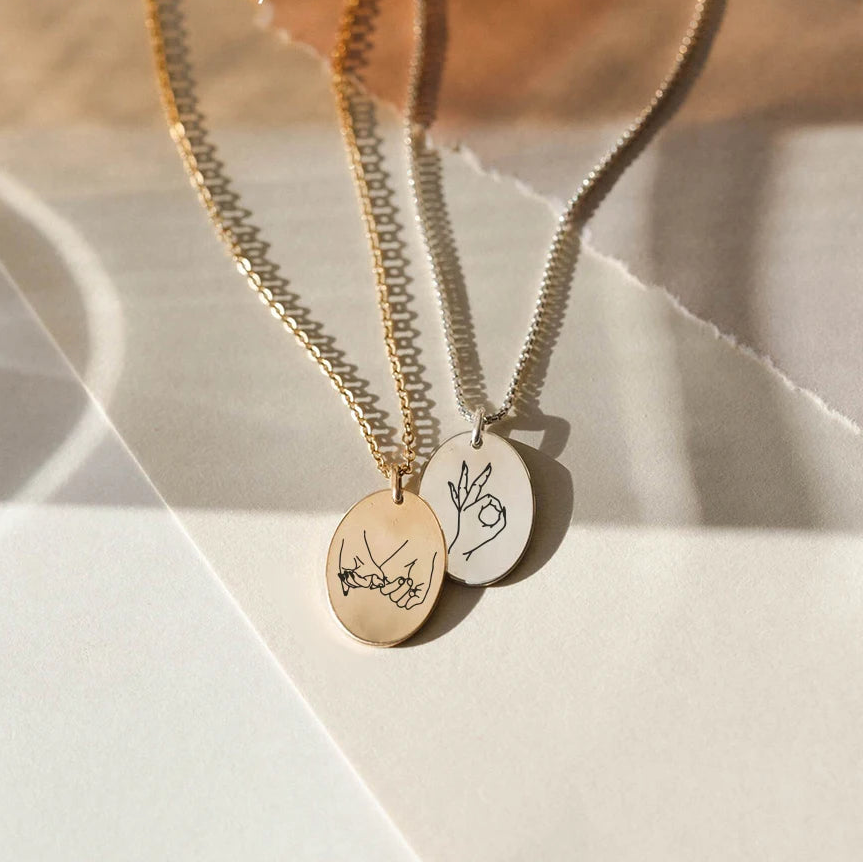 قلادة قلب بإشارة اليد محفورة مطلية بالذهب – لمسة رمزية أنيقة