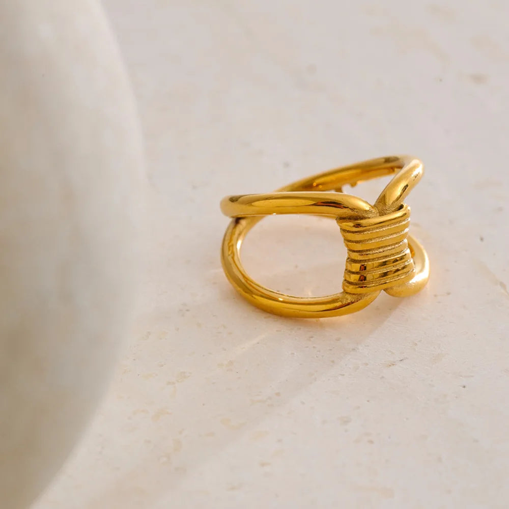 Geometric knot ring 