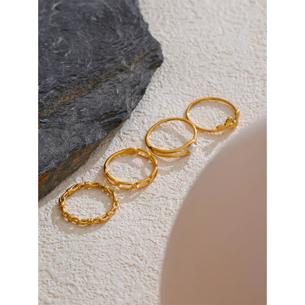 Thin ring with chain and natural pearls 