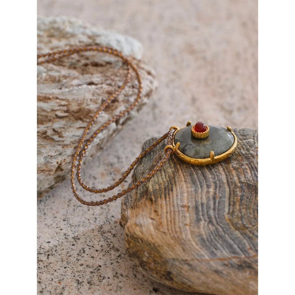 قلادة حجر طبيعي بلون طيفي – لمعة ذهبية 18K بتصميم بيضاوي راقٍ