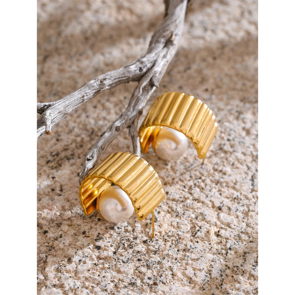 Geometric hoop earrings with faux pearls 