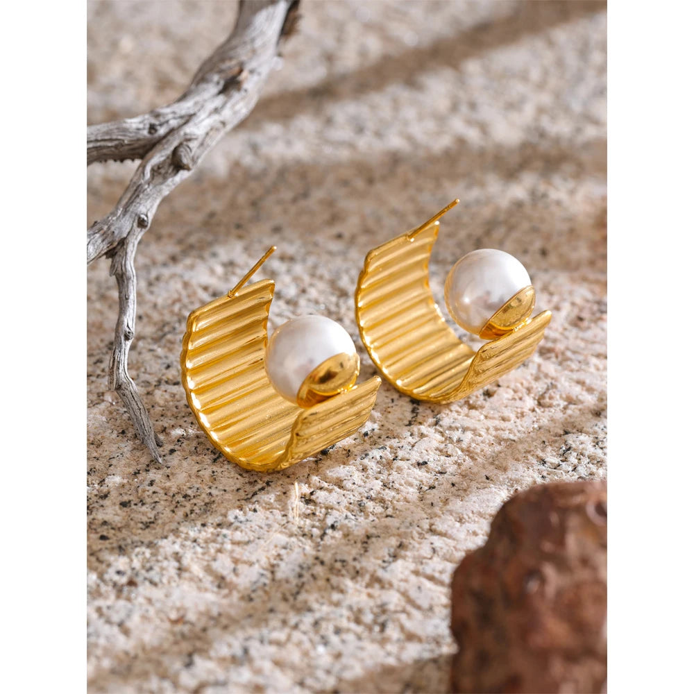 Geometric hoop earrings with faux pearls 