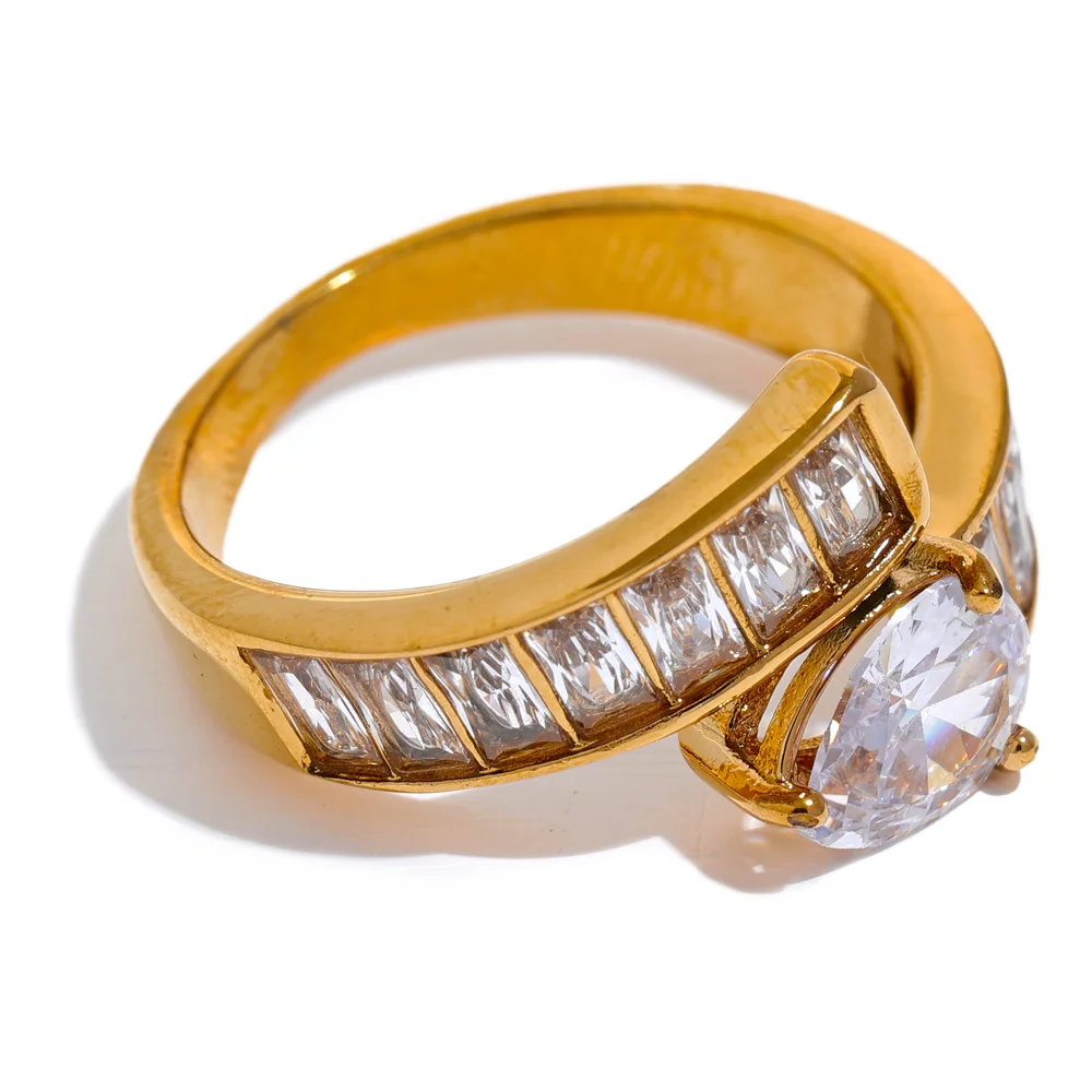 Luxury ring with colored zircon 