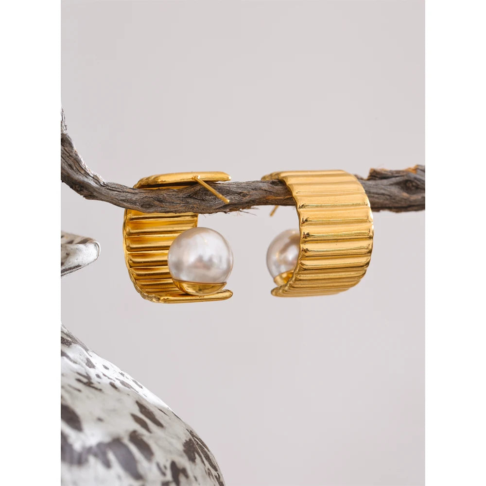 Geometric hoop earrings with faux pearls 