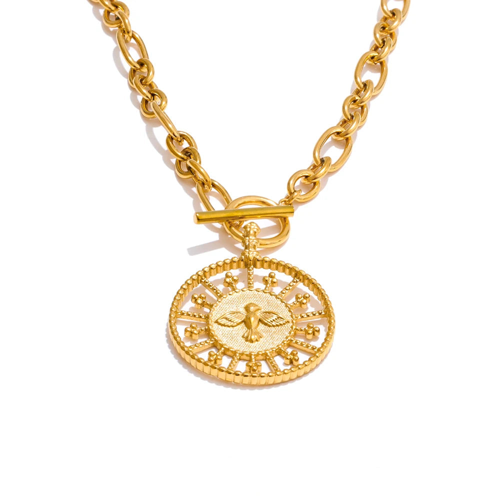 قلادة دائرية فاخرة – مطلية بذهب 18K بتصميم عصري مقاوم للماء