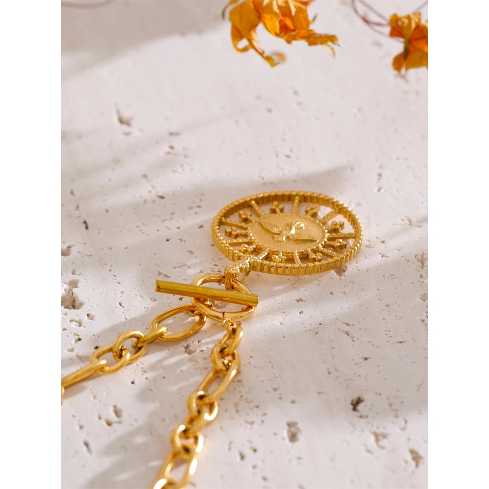 قلادة دائرية فاخرة – مطلية بذهب 18K بتصميم عصري مقاوم للماء