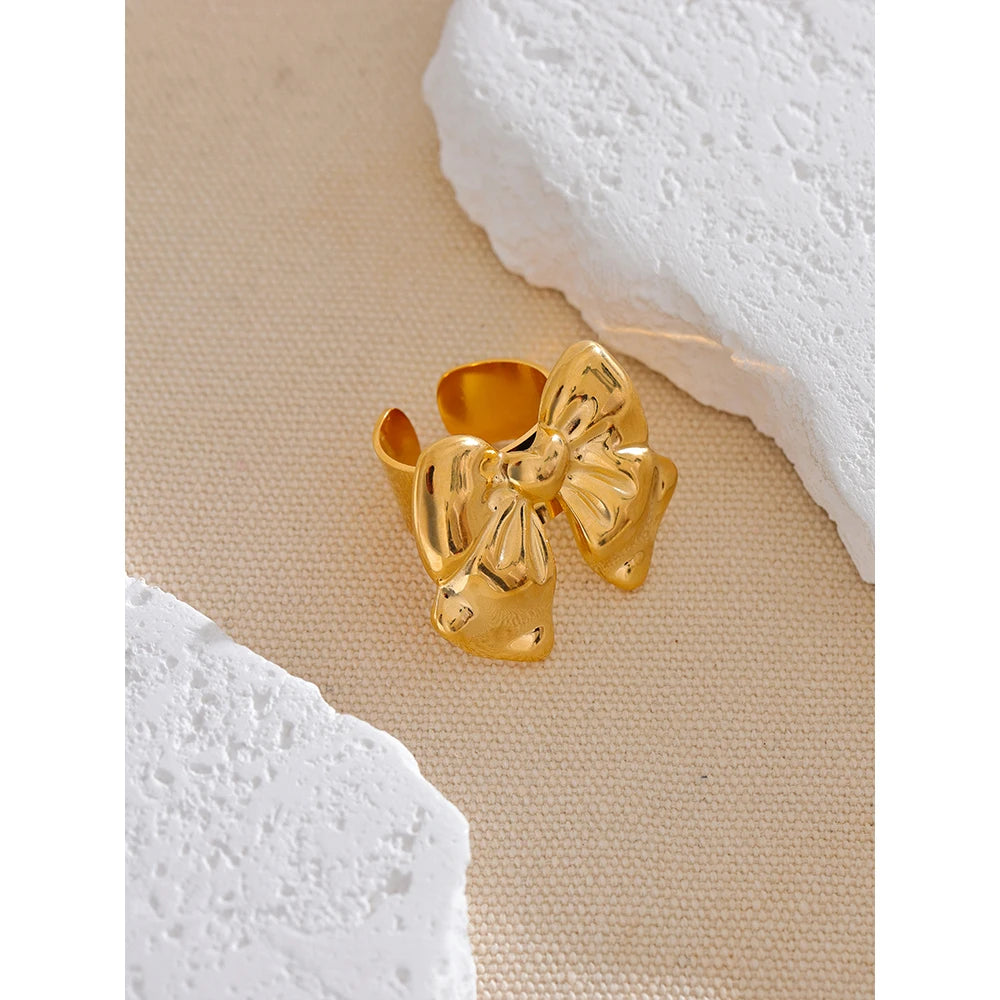 Open ring with an elegant knot 