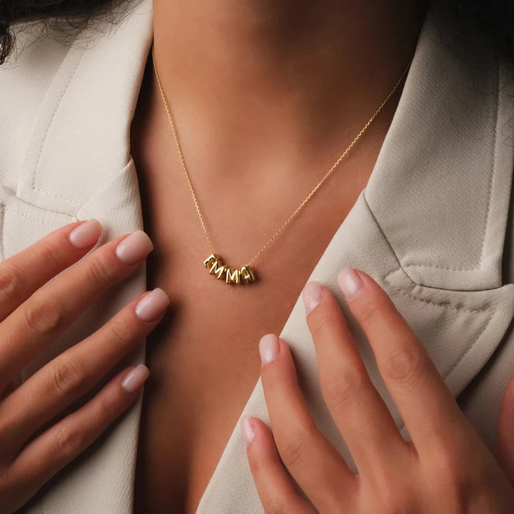 قلادة اسم نسائية مخصّصة بحروف بارزة مطلية بالذهب