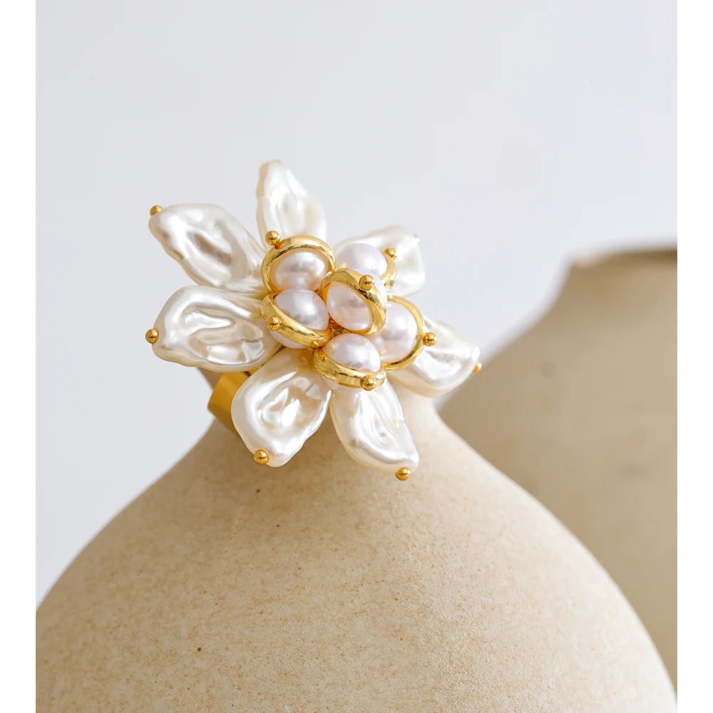 خاتم لؤلؤ باروكي – لمعة ذهب 18K بتصميم زهري راقٍ