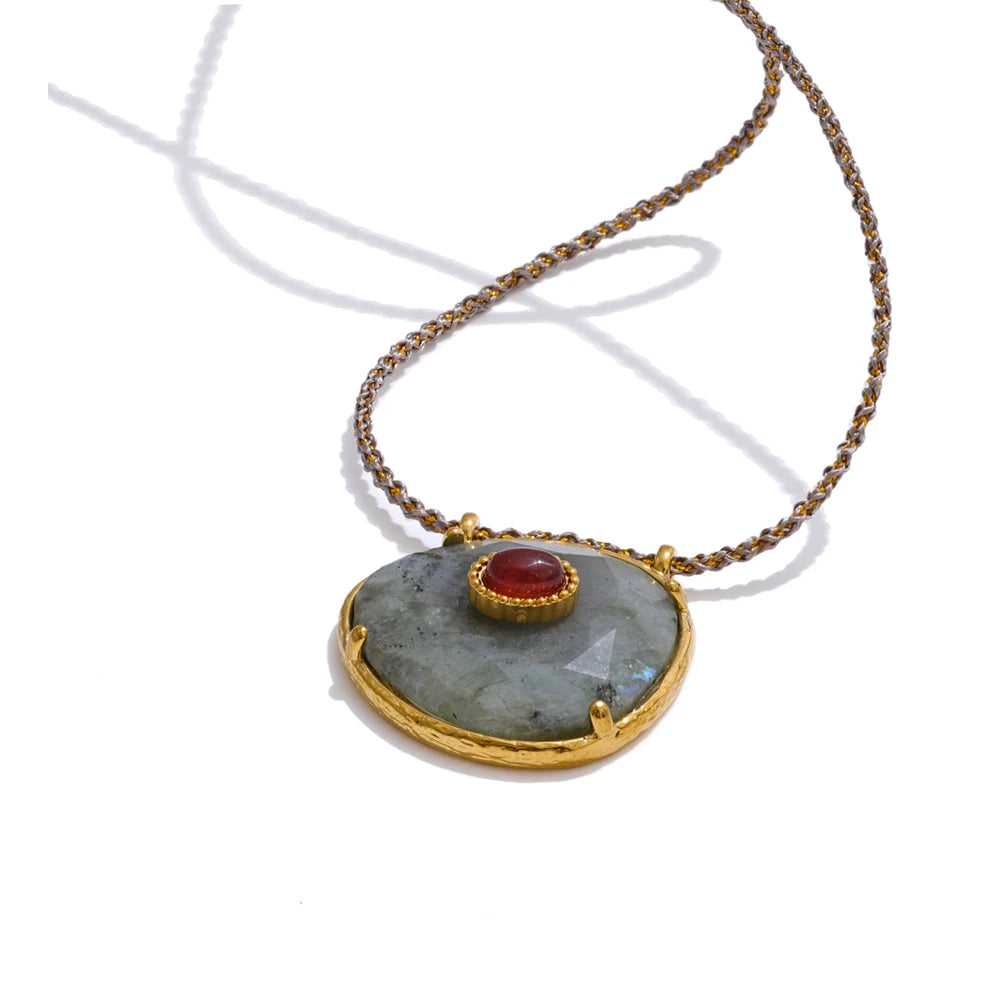 قلادة حجر طبيعي بلون طيفي – لمعة ذهبية 18K بتصميم بيضاوي راقٍ