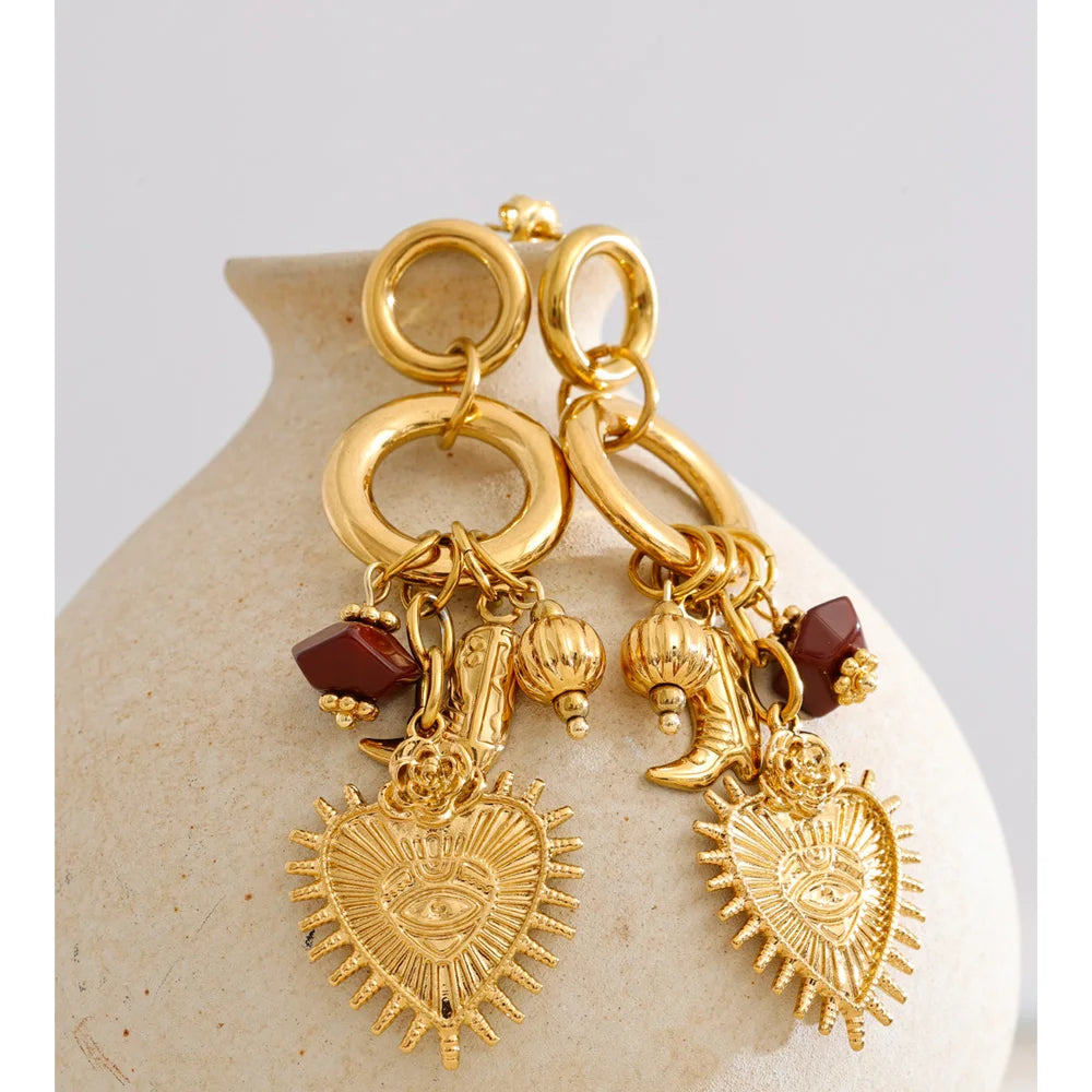 أقراط متدلّية بتعليقة قلب من الستانلس ستيل – مطليّة بالذهب بتصميم كلاسيكي بارز