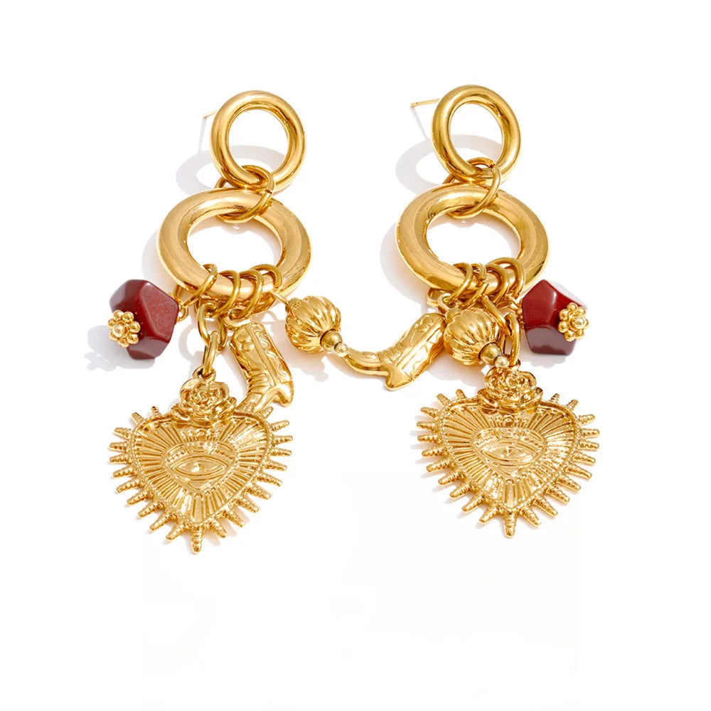 أقراط متدلّية بتعليقة قلب من الستانلس ستيل – مطليّة بالذهب بتصميم كلاسيكي بارز