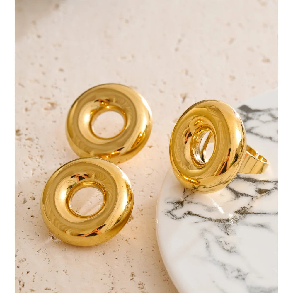 طقم أقراط وخاتم دائري – لمعة ذهب 18K بتصميم Chunky عصري مقاوم للماء