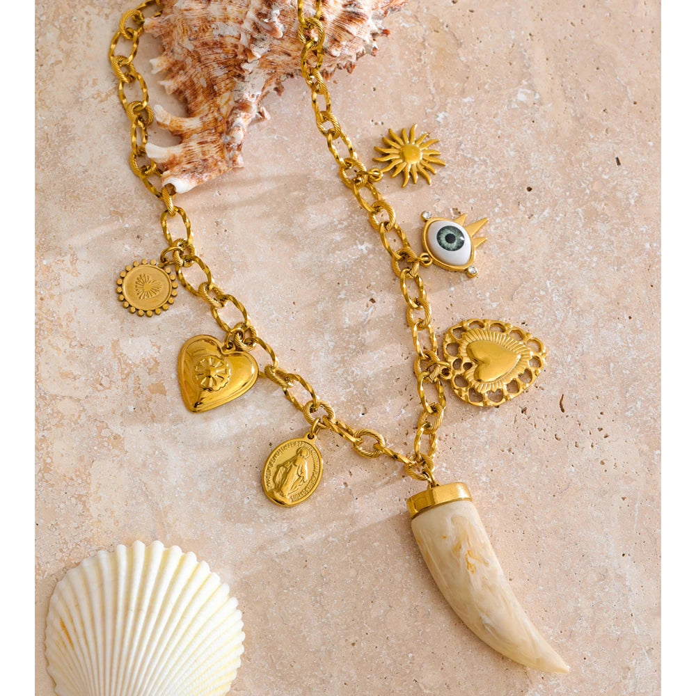 قلادة قلب الشمس – مطلية بذهب 18K بتفاصيل ريزين أنيقة وإحساس جذاب