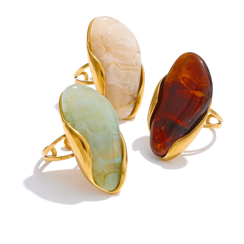 طقم الراتنج الهندسي بالذهب 18K – خاتم قابل للتعديل مع أقراط بنفس الستايل لإطلالة ناعمة وأنيقة