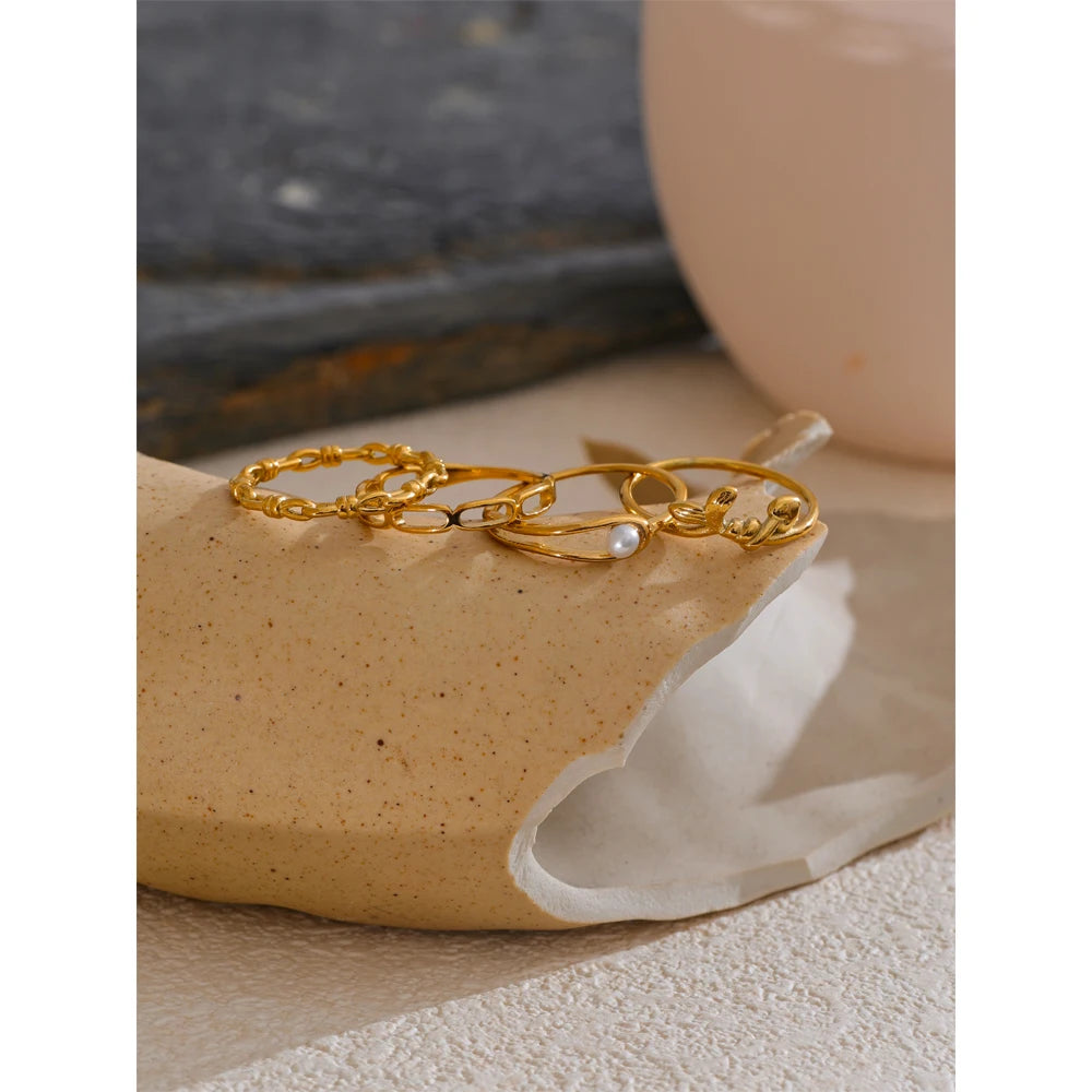Thin ring with chain and natural pearls 