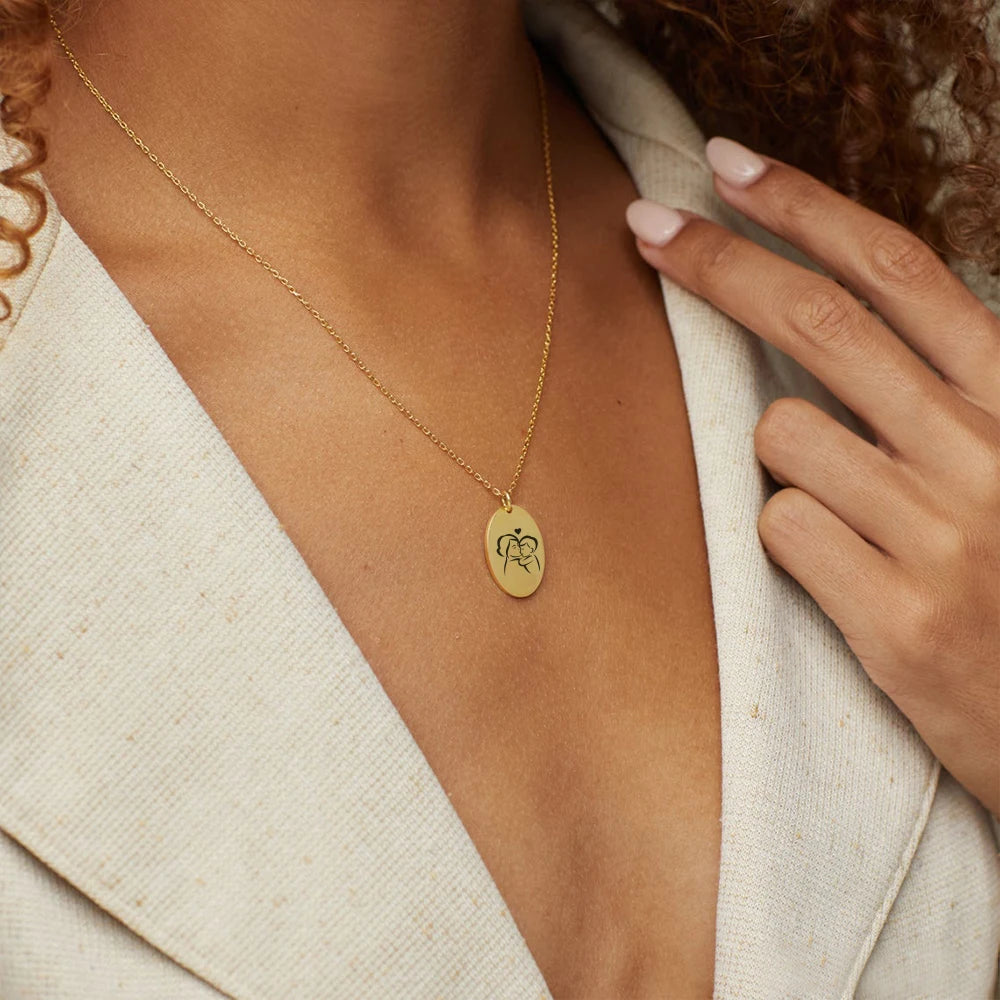 قلادة قلب بإشارة اليد محفورة مطلية بالذهب – لمسة رمزية أنيقة