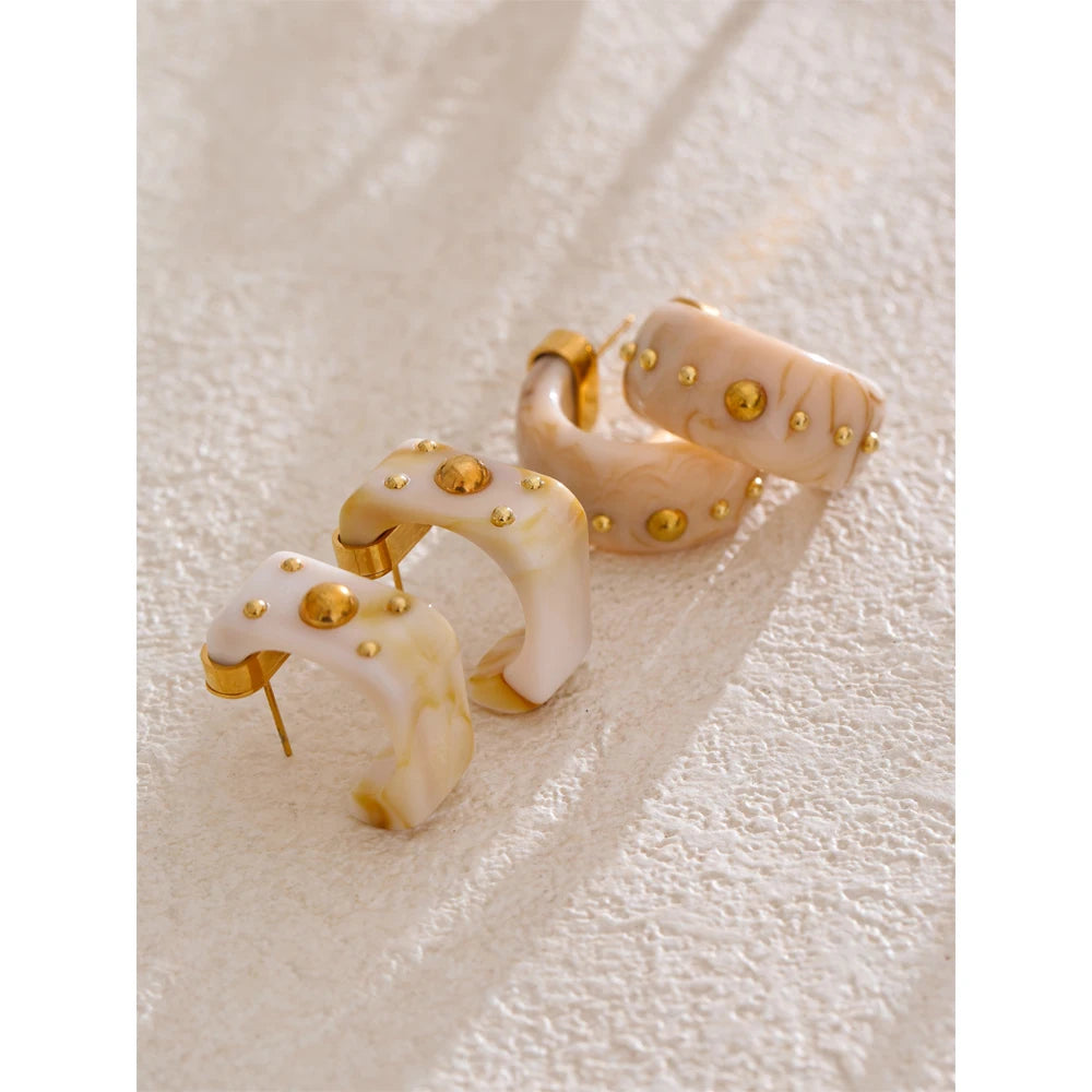 أقراط هندسية بشكل حرف C من الراتنج – مطليّة بالذهب بتصميم عصري