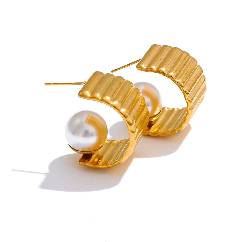 Geometric hoop earrings with faux pearls 