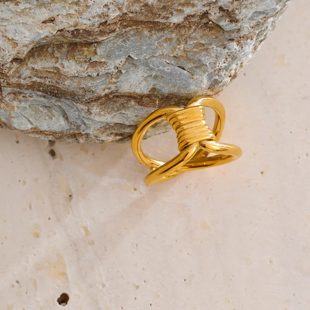 Geometric knot ring 