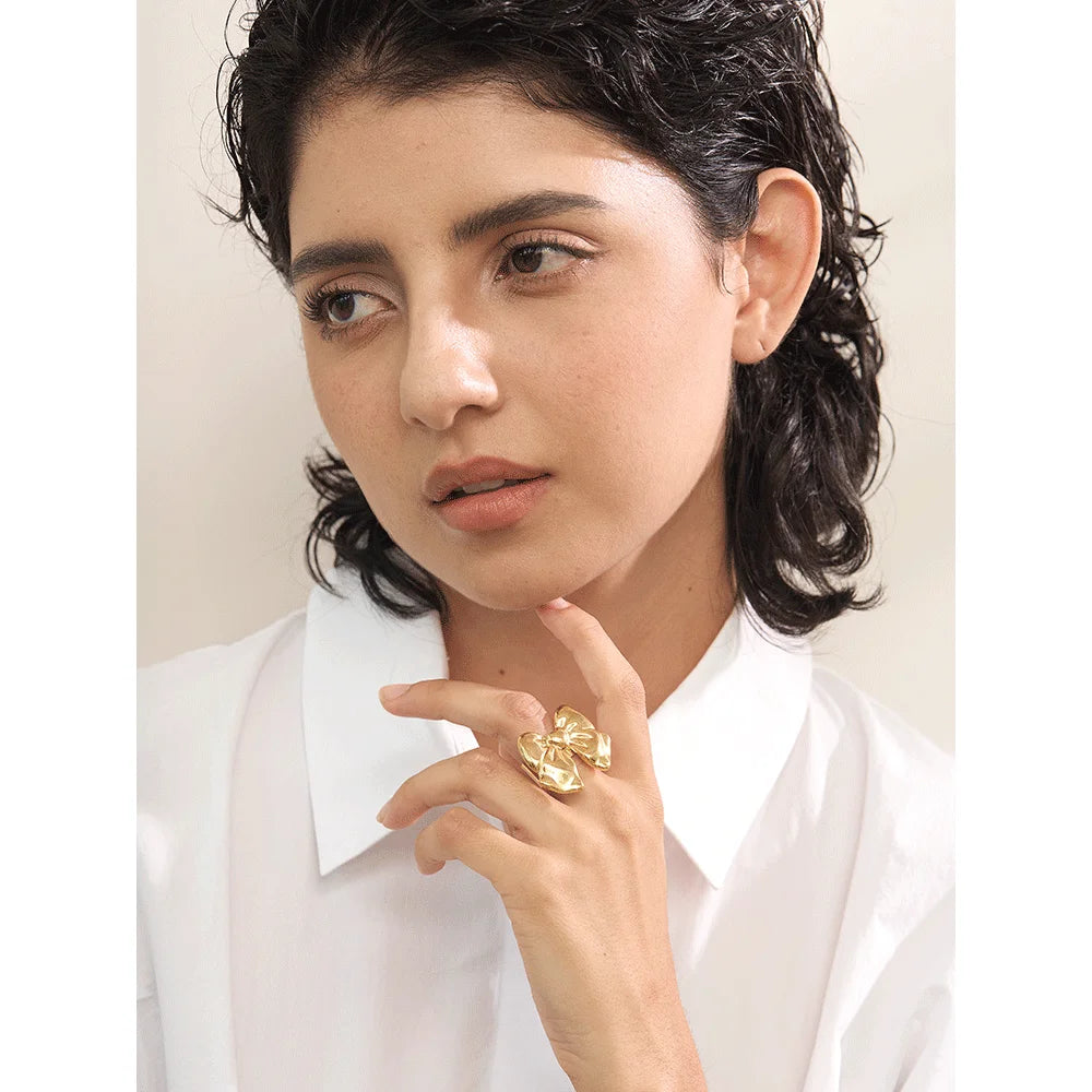 Open ring with an elegant knot 