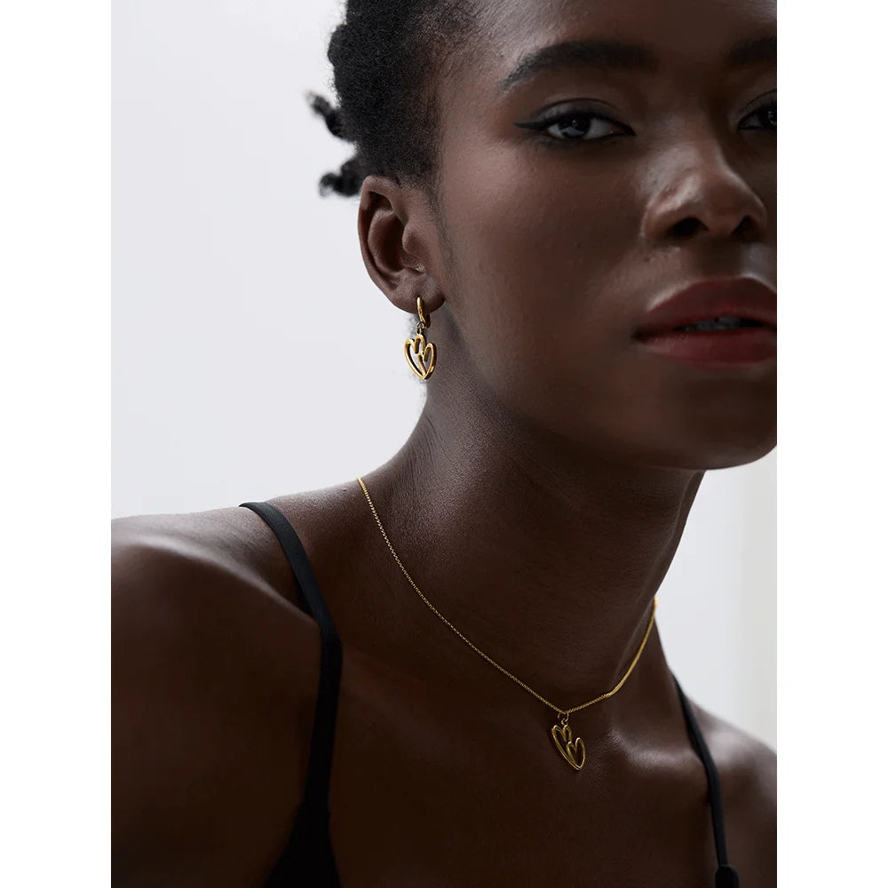 طقم قلوب نسائي راقٍ – أقراط هولّو وسلسلة بتصميم مينيمالي