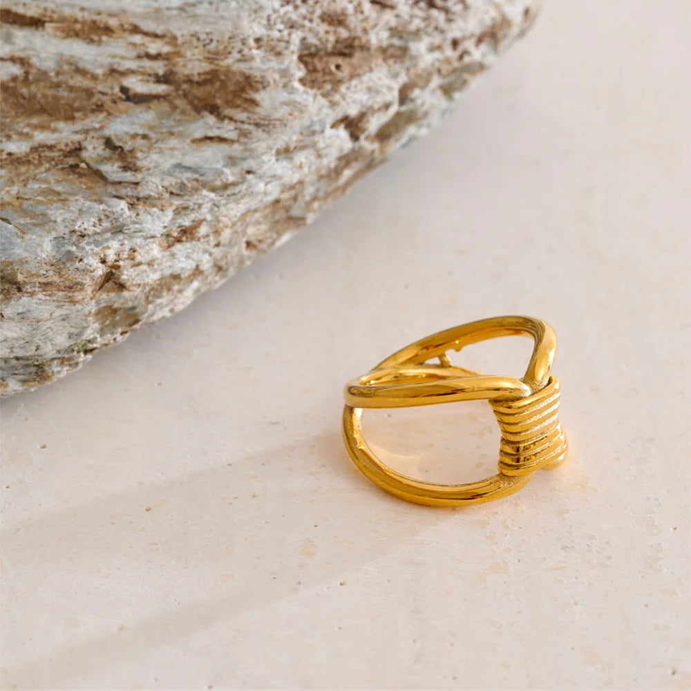 Geometric knot ring 