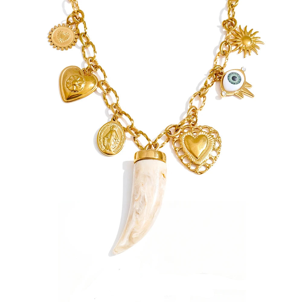 قلادة قلب الشمس – مطلية بذهب 18K بتفاصيل ريزين أنيقة وإحساس جذاب