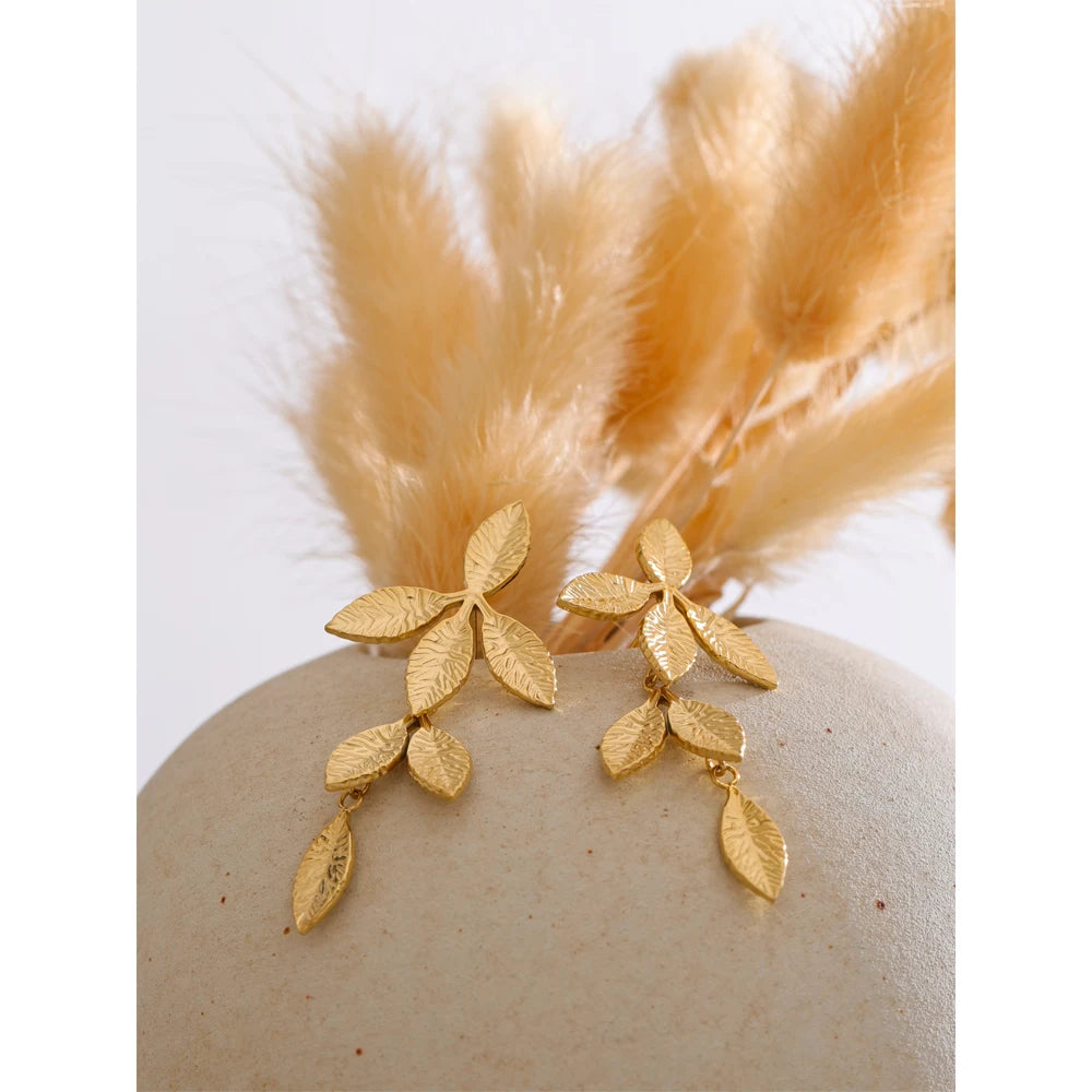 أقراط ورقية متدلية – لمعة ذهب 18K بتصميم عصري خفيف للإطلالات اليومية