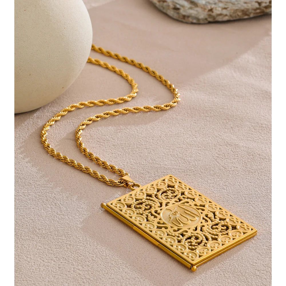 قلادة الله ومحمد – لمسة إيمانية فاخرة بطلاء ذهب 18K