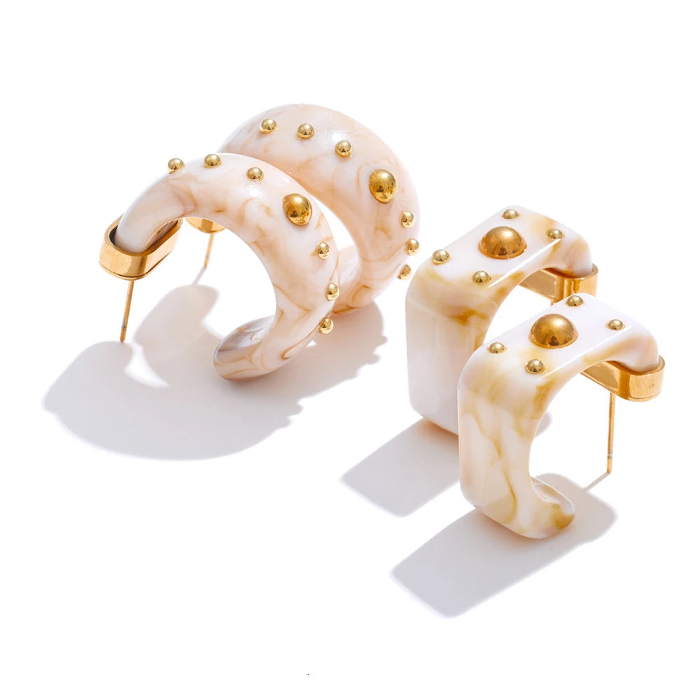 أقراط هندسية بشكل حرف C من الراتنج – مطليّة بالذهب بتصميم عصري