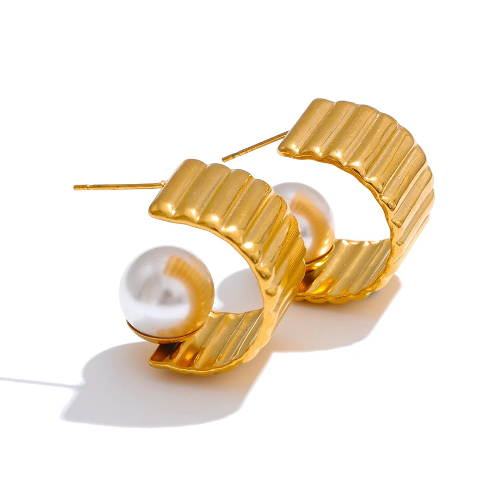 Geometric hoop earrings with faux pearls 