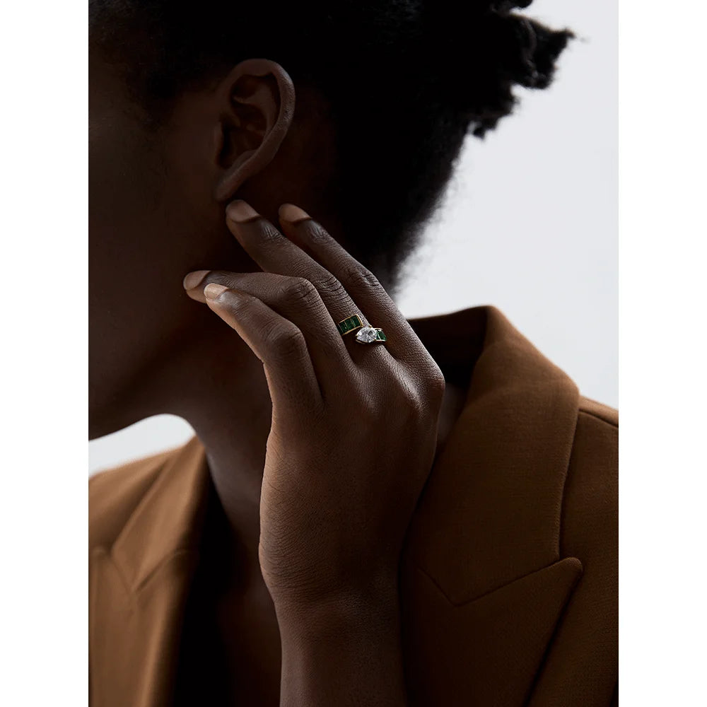 Luxury ring with colored zircon 