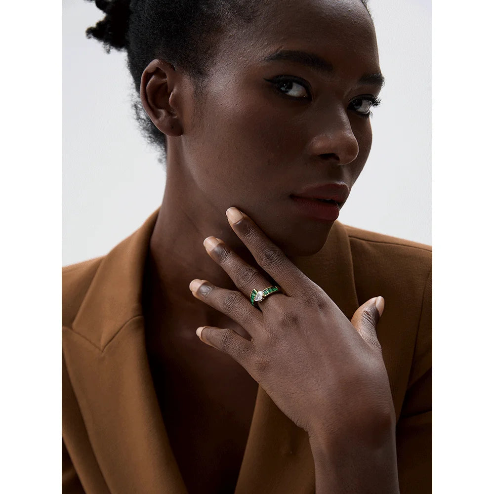 Luxury ring with colored zircon 