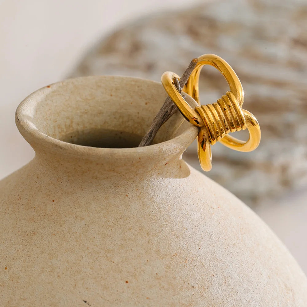 Geometric knot ring 
