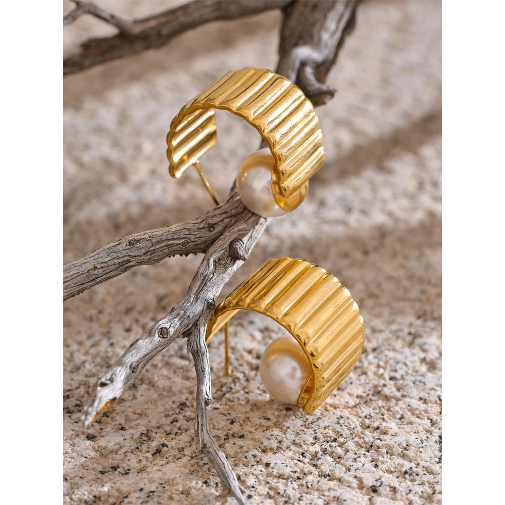 Geometric hoop earrings with faux pearls 