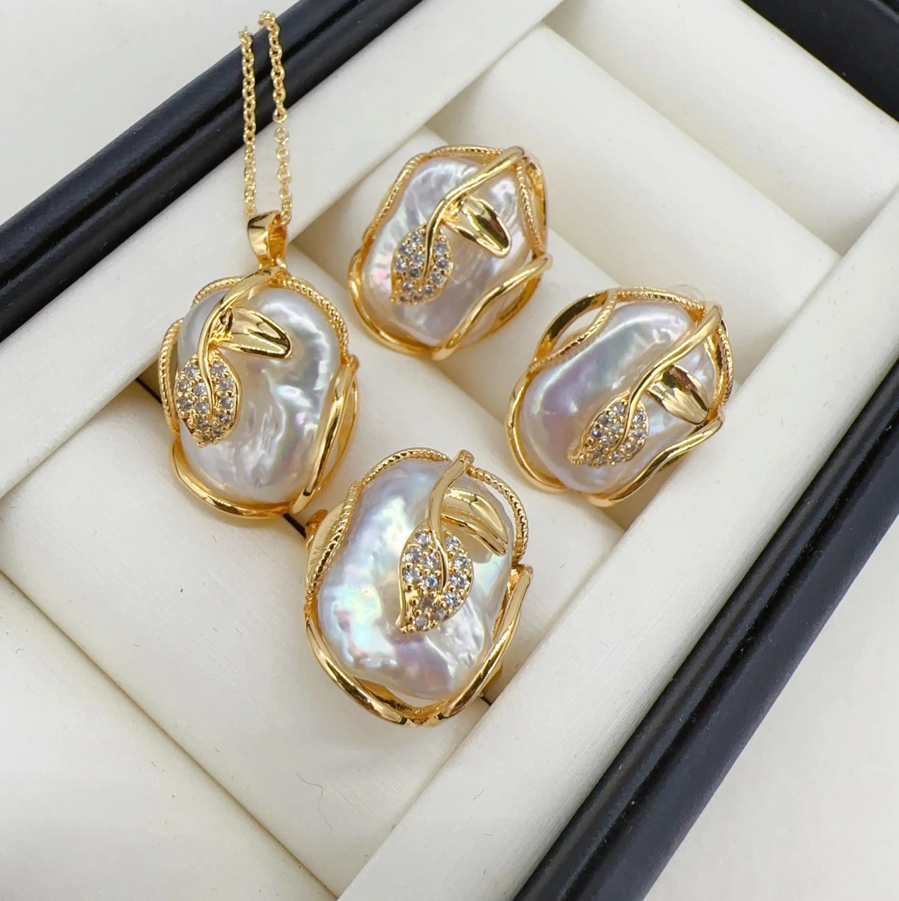 طقم مجوهرات لؤلؤ باروك مطلي ذهب 18K